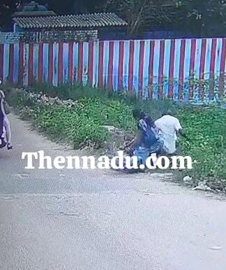 சாத்தான்குளத்தில் பள்ளத்தில் தலைக்குப்பற பைக்குடன் விழுந்த இருவர்
