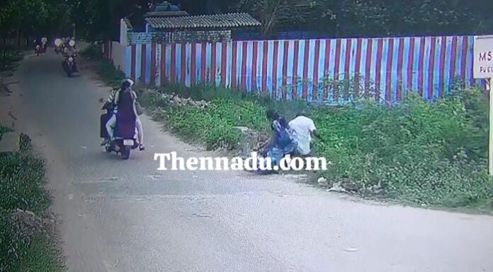 சாத்தான்குளத்தில் பள்ளத்தில் தலைக்குப்பற பைக்குடன் விழுந்த இருவர்