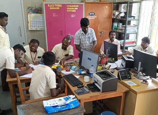 திருச்செந்தூர் கோயிலில் அமைச்சரிடமே பணம் பறித்த அர்ச்சகர்