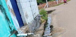 தூர்வாராத கழிவுக் கால்வாய்களால் குழந்தைகளுக்கு காய்ச்சல்