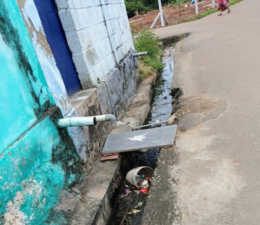 தூர்வாராத கழிவுக் கால்வாய்களால் குழந்தைகளுக்கு காய்ச்சல்