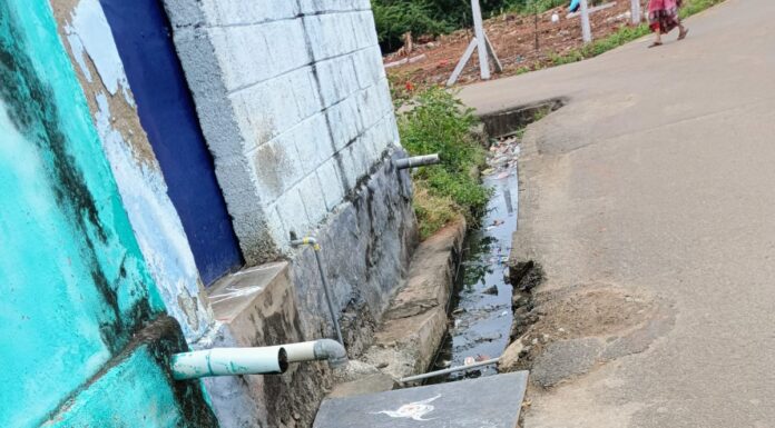 தூர்வாராத கழிவுக் கால்வாய்களால் குழந்தைகளுக்கு காய்ச்சல்
