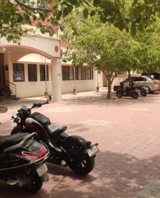வக்கீல் மீது வழக்கு கோர்ட்டு புறக்கணிப்பு