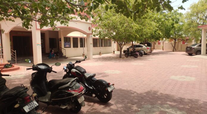 வக்கீல் மீது வழக்கு கோர்ட்டு புறக்கணிப்பு
