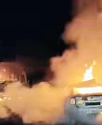 தென்காசி அருகே வேனும் காரும் நேருக்கு நேர் மோதி எரிந்ததில் டிரைவர் பலி- மூவர் படுகாயம்