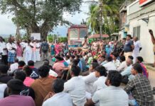 சாலையை செப்பனிடக்கோரி சாலை மறியல்