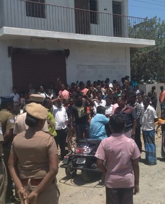 தூத்துக்குடி அருகே திறக்கவிருந்த மதுக்கடையை மறித்து தடுத்த மக்கள்