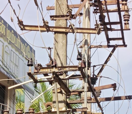 பாளை.யில் ரோட்டை ஆக்கிரமித்த ட்ரான்ஸ்பார்மர் நொறுங்கி விழுந்து உயிர் பறிக்கும் அபாயம்